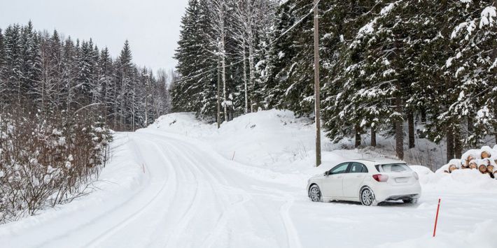 Jak najlepiej wykorzystać układy wspomagania podczas jazdy po śniegu?