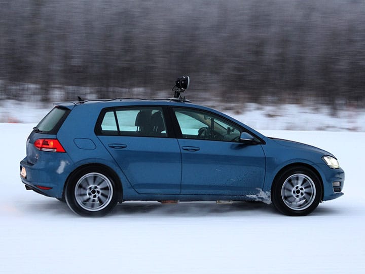 Volkswagen Golf pokonuje zaśnieżony zakręt podczas testowania opon zimowych na 2021 rok w wykonaniu specjalistów z ADAC i TCS